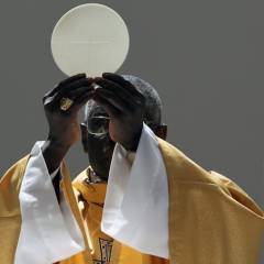Sarah califica de «miope e ideológica» la oposición a la liturgia tradicional