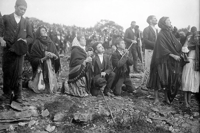 The crowd looking at the Miracle of the Sun occurred during the Our Lady of Fatima apparitions Public Domain