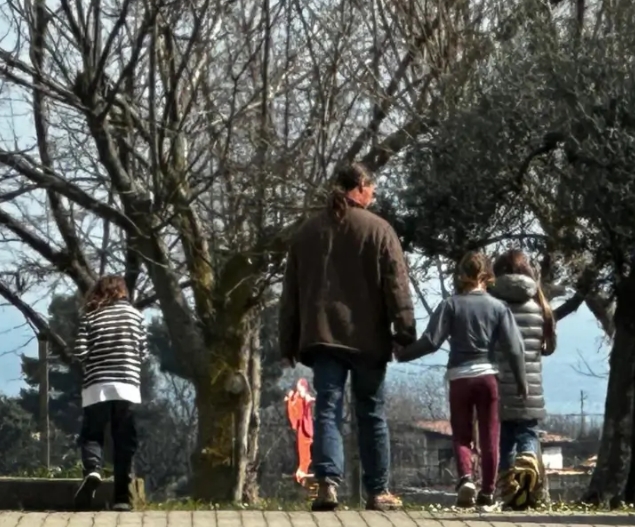 Famiglia nel bosco senza la madre capture