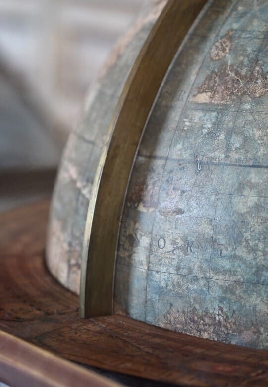 Globe by Anne Nygard oon Unsplash
