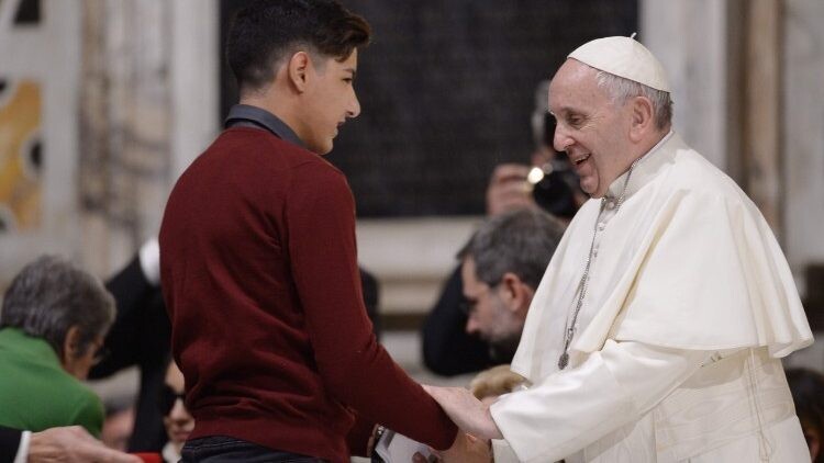 Il saluto di Papa Francesco ad un giovane