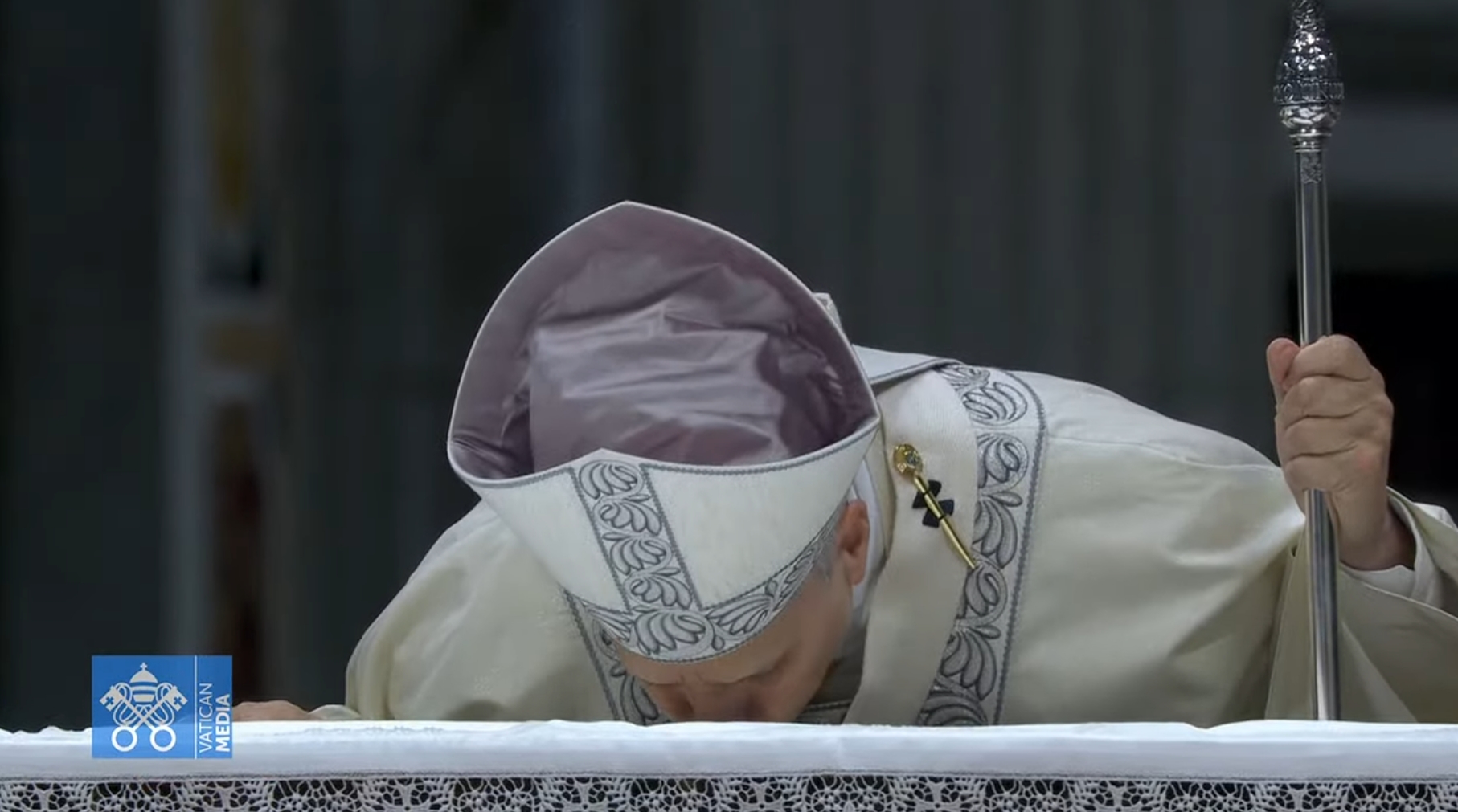 Papa Leone XIV bacio allaltare