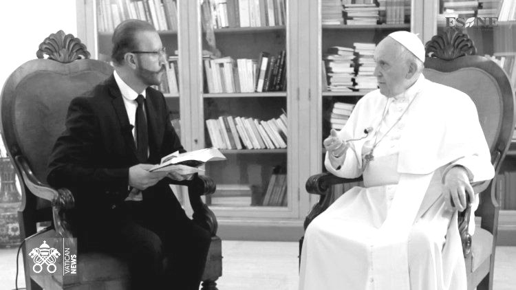 Noel Diaz con Papa Francesco durante lintervista
