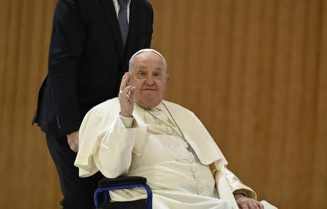 Papa Francesco primo piano saluto carrozzina