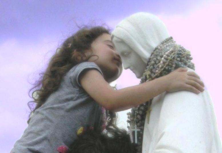 abbraccio a Maria