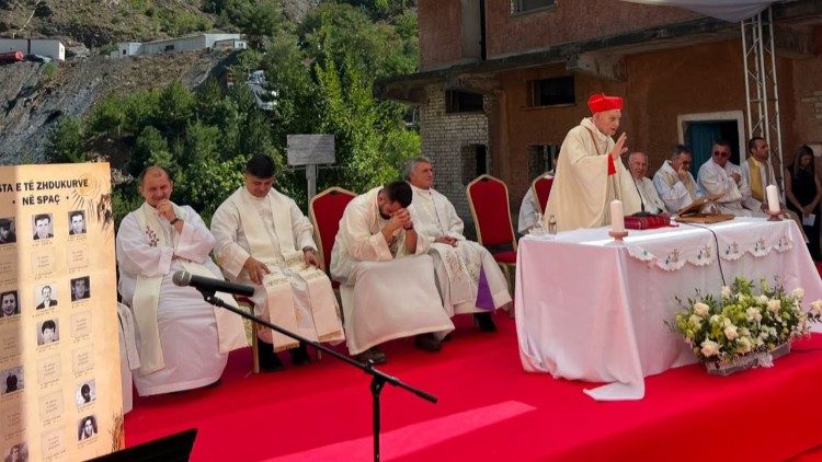 Il cardinale Ernest Simoni celebra la messa nel campo di prigionia di Spaç in Albania
