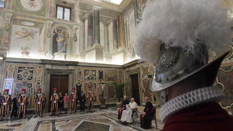 Papa Francesco e guardie svizzere