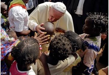 Il Papa durante la visita al campo profughi di Bangui nella Repubblica Centrafricana