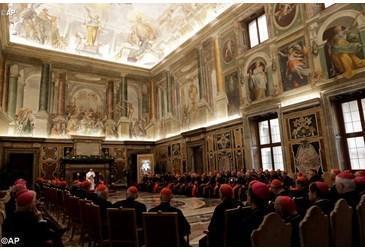 Il Papa incontra i membri della Curia Romana per gli auguri natalizi