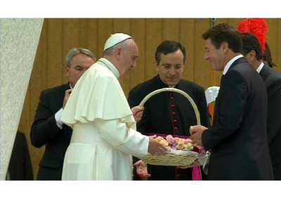 Il Papa riceve un cesto con 86 garofani simbolo delle vittime della strage di Nizza