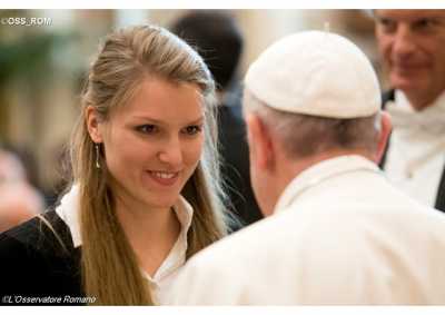 Il Papa saluta una ragazza in Sala Clementina OSS ROM