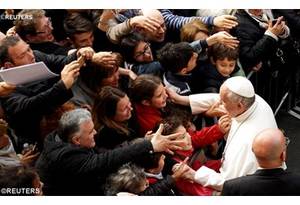 Il Papa tra la folla a Mirandola
