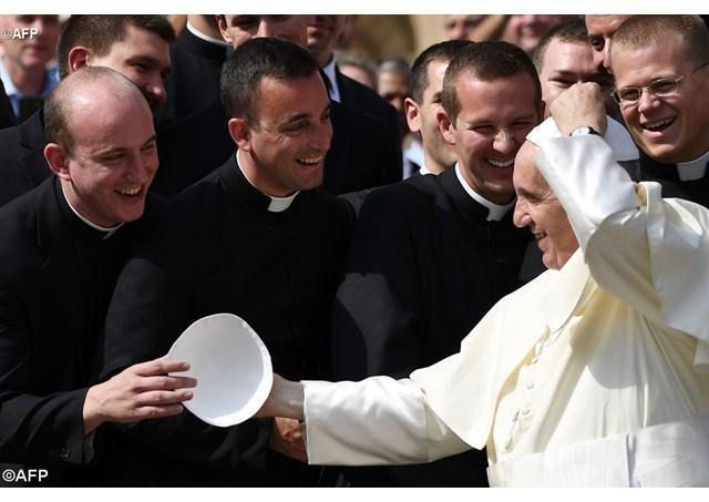 Papa Francesco con un gruppo di sacerdoti AFP