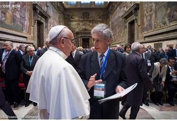 Papa Francesco saluta José Maria Simone presidente dellUnione internazionale degli imprenditori cristiani