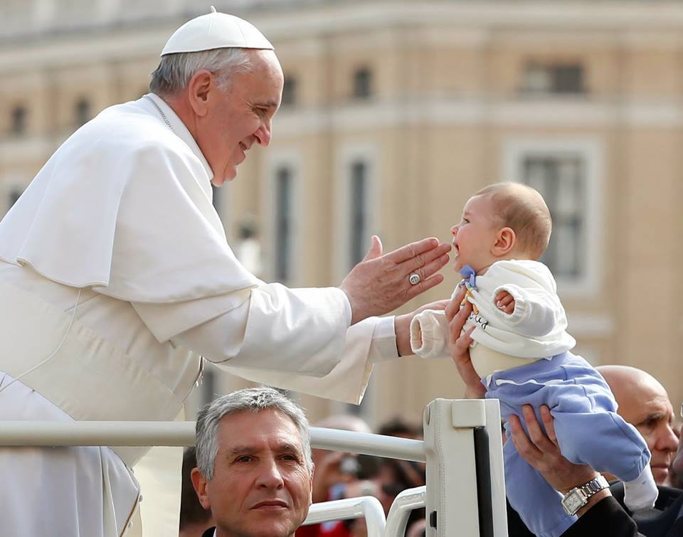 papa abbraccio bimbo
