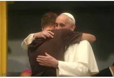 papa francesco abbraccio 4