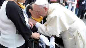 papa Francesco abbraccia malato