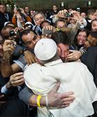 papa-francesco-abbraccio-2