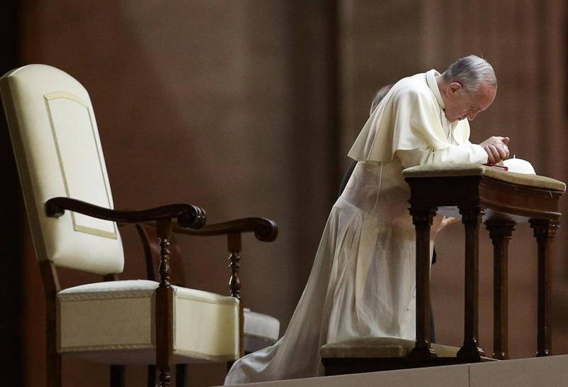 papa francesco in ginocchio