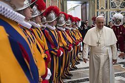 papa Francesco e guardie svizzere