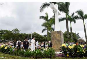 Il Papa in preghiera sotto la Croce della riconciliazione a Villavicencio AFP