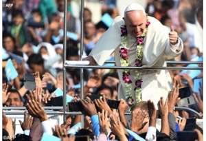 Il Papa saluta i fedeli prima della Messa