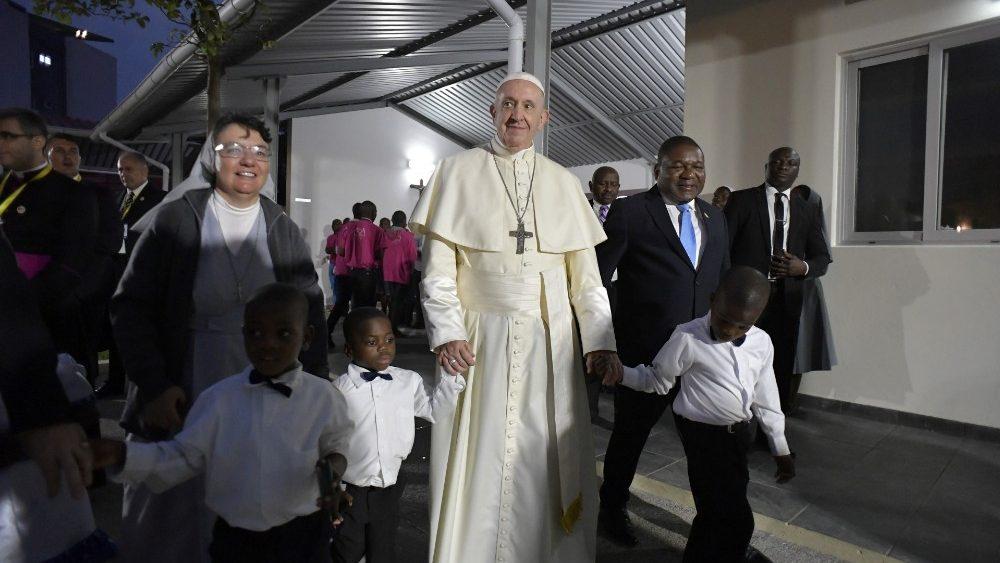 la visita del Santo Padre a Casa Matteo 25 di Maputo