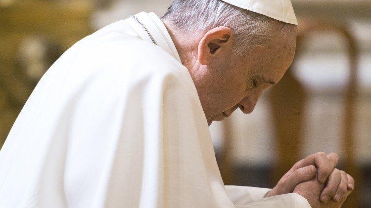 papa Francesco in ginocchio
