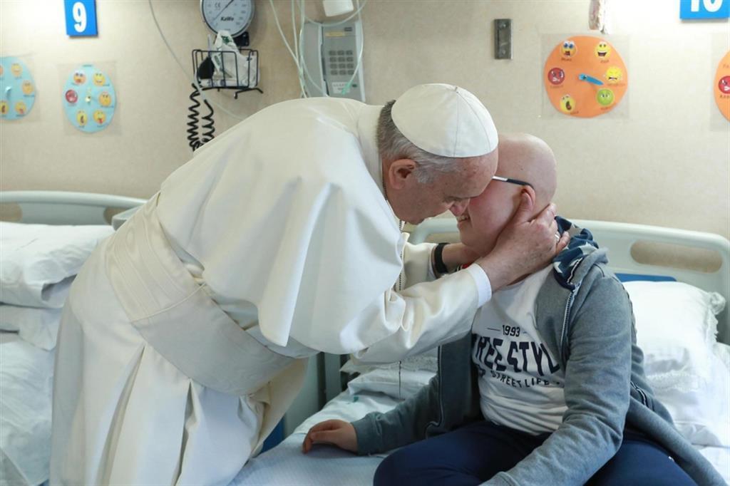 Papa Francesco e Persona malata a Casa Sollievo Ansa