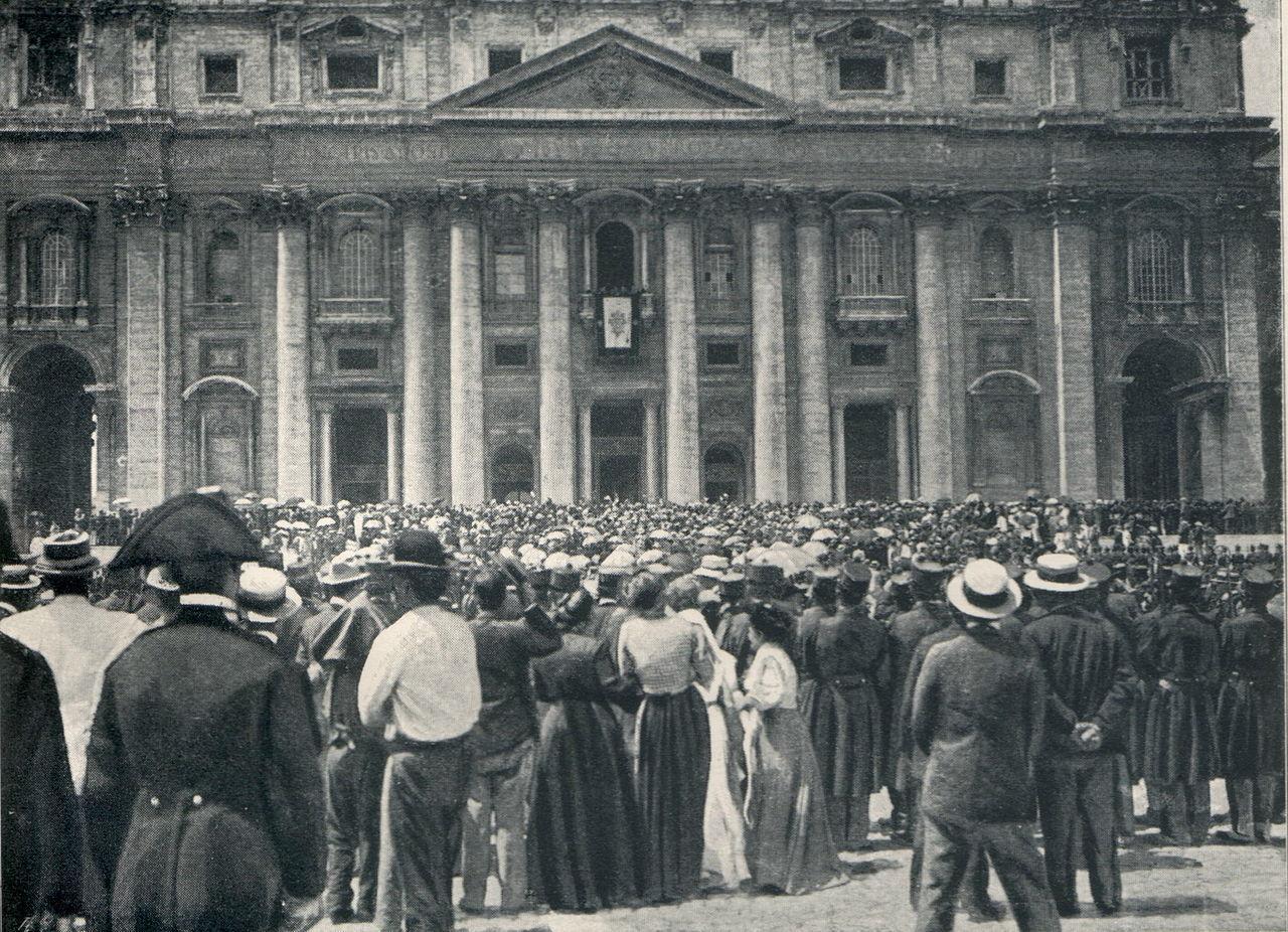 006. Pio X folla attende in Piazza San Pietro