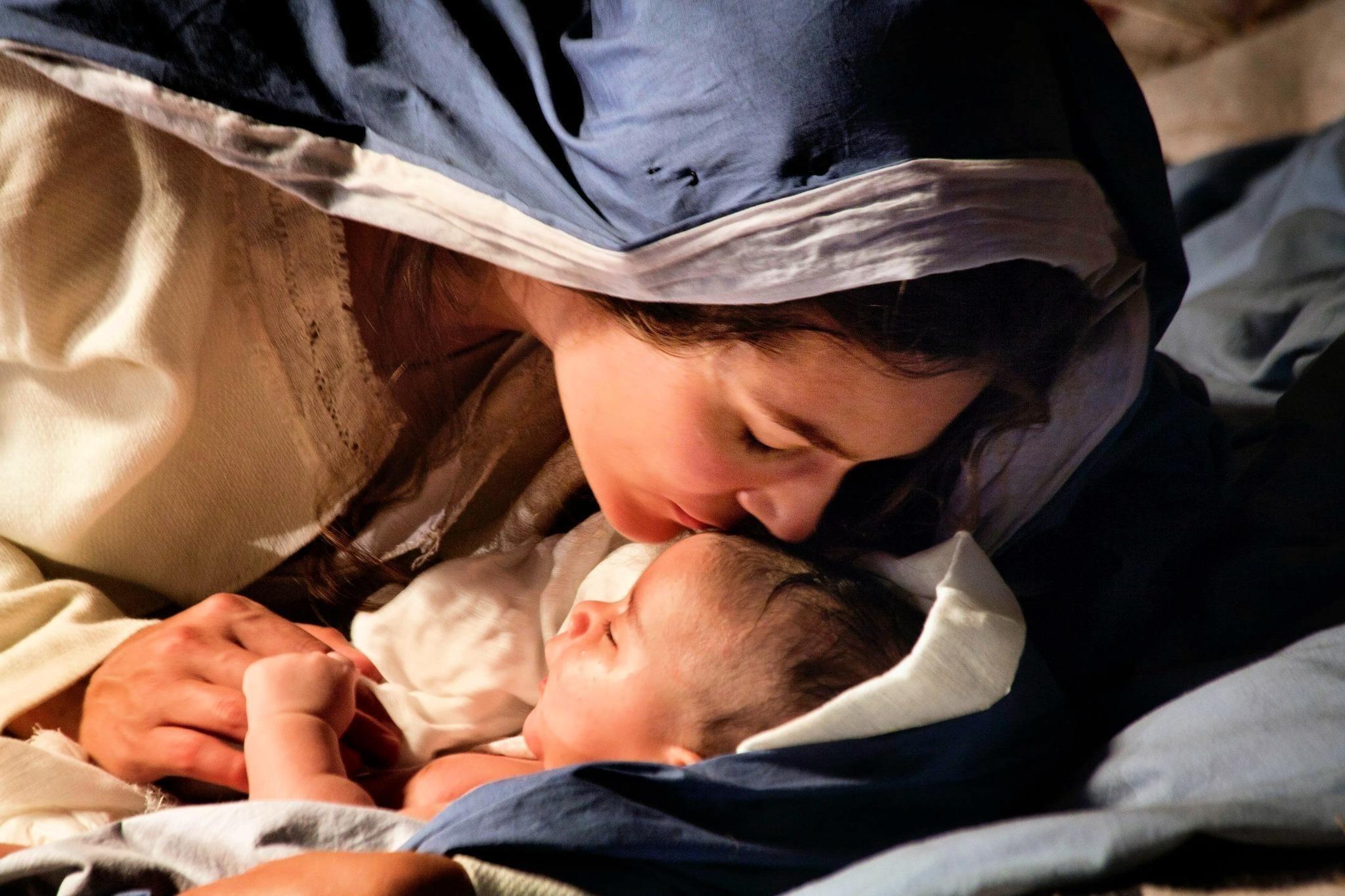 gesu bambino baciato da maria