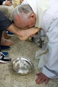 papa francesco lavanda dei piedi2